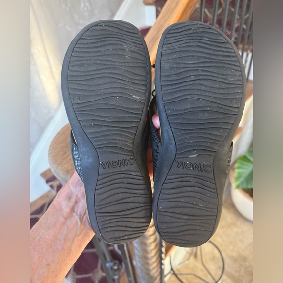 SOLD. VIONIC ladies black bowtie, flip-flop very good condition size 6 - Picture 9 of 10